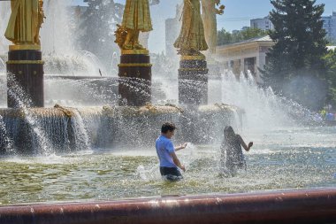 Rusya'nın Moskova bir çeşme banyo gençler
