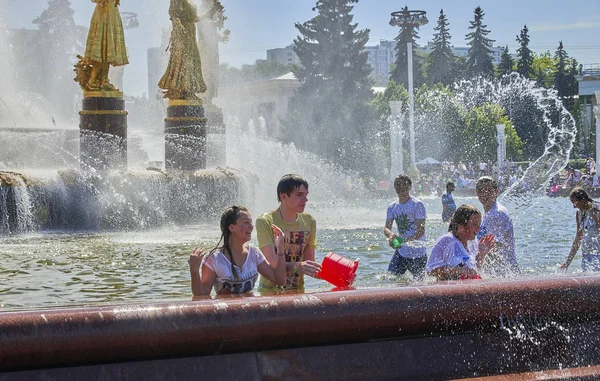 Подростки купаются в фонтане в Москве — стоковое фото