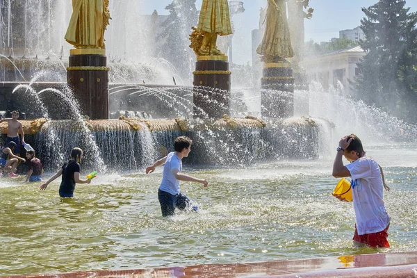 Rusya'nın Moskova bir çeşme banyo gençler