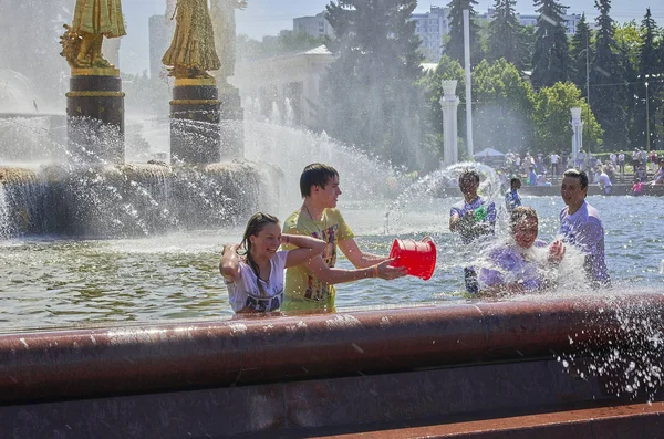 Teenager baden in einem Brunnen in Moskau Russland lizenzfreie Stockfotos