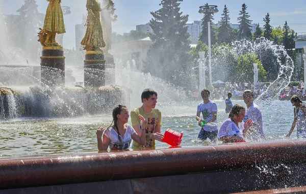 Teenager baden in einem Brunnen in Moskau Russland lizenzfreie Stockbilder