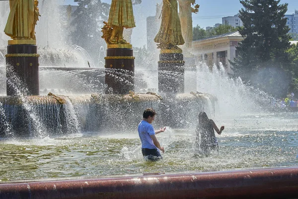 Adolescentes bañándose en una fuente en Moscú Rusia Imagen De Stock