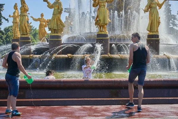 Подростки купаются в фонтане в Москве Стоковое Фото