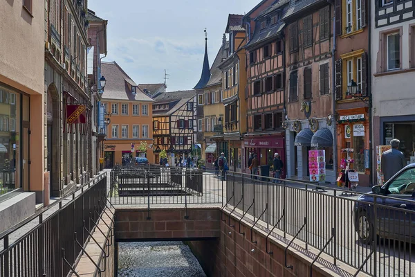 Passeio de primavera em Colmar cidade velha em tempo ensolarado — Fotografia de Stock