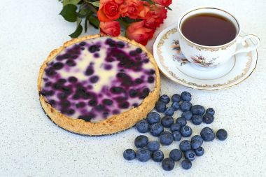 Böğürtlenli turta, fincan çay, yaban mersini ve kırmızı gül beyaz bir arka plan - hemen üstüne yığın