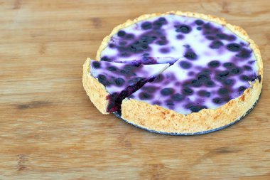 Yaban mersinli pasta bir ahşap zemin üzerine pişmiş