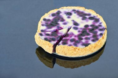 Yaban mersinli pasta siyah bir zemin üzerine pişmiş