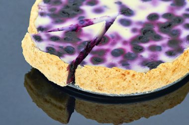 Yaban mersinli pasta siyah bir arka plan - pişmiş yakın çekim