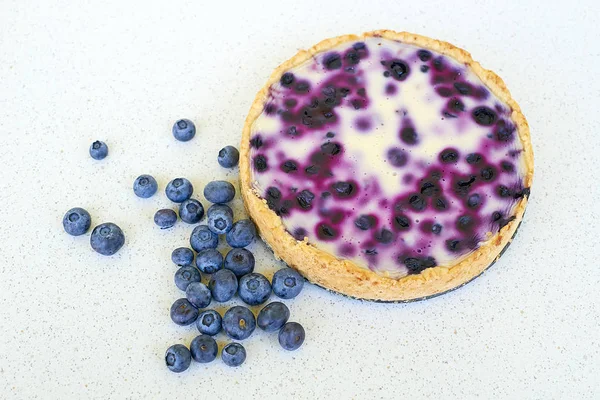 Yaban mersinli pasta ve yığın beyaz bir arka planda - yaban mersini tam üzerinde pişmiş