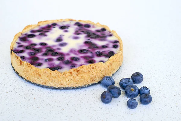Pişmiş pasta ve yığın beyaz bir arka planda - yaban mersini blueberry yakın çekim