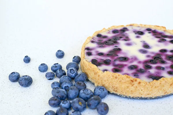 Yaban mersinli pasta ve yığın yaban mersini beyaz bir arka planda - sağ tarafta pişmiş