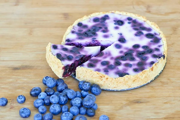 Pişmiş pasta ve yığın ahşap arka plan üzerinde yaban mersini yaban mersini 