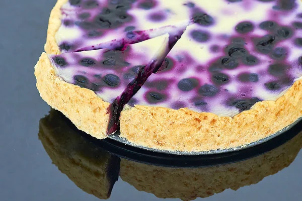 Yaban mersinli pasta siyah bir arka plan - pişmiş yakın çekim