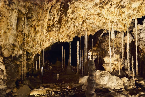 Σπήλαιο με σταλαγμίτες και σταλακτίτες — Φωτογραφία Αρχείου