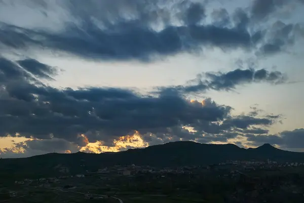 Небо в восходе и облаке, красивое красочное вечернее природное пространство для добавления текста — стоковое фото