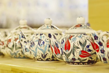 Renkli çömlek çaydanlıklar dekore edilmiş