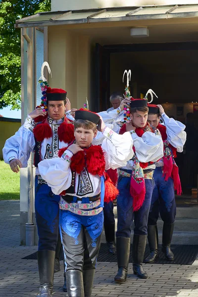Jongens en tieners in Tsjechische nationale kostuums zich voorbereiden op de rit van de koningen folklore festival in Vlcnov, Zuid-Moravië, Tsjechië — Stockfoto