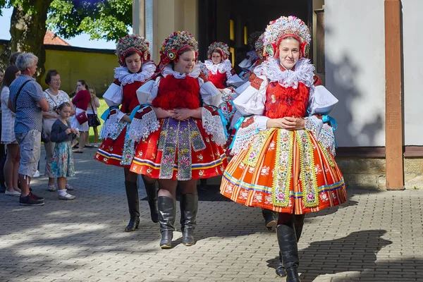 Νεαρά κορίτσια σε τσέχικες εθνικές ενδυμασίες ετοιμάζονται για την βόλτα του βασιλείς Λαογραφικό Φεστιβάλ στο Vlcnov, Νότια Μοραβία, Τσεχική Δημοκρατία. — Φωτογραφία Αρχείου