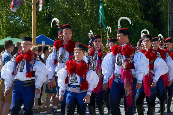 Meninos e adolescentes em trajes nacionais tchecos durante o festival de folclore Ride of the Kings em Vlcnov, Morávia do Sul, República Tcheca — Fotografia de Stock