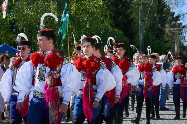 Niños y hombres en trajes nacionales checos durante el festival folclórico Ride of the Kings en Vlcnov, Moravia del Sur, República Checa —  Fotos de Stock