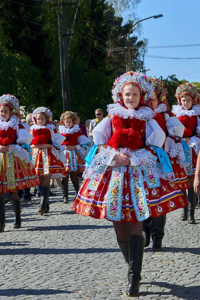 Όμορφα κορίτσια σε τσέχικες εθνικές στολές κατά τη διάρκεια της βόλτα από το Kings Φολκλορικό Φεστιβάλ στο Vlcnov, Νότια Μοραβία, Τσεχική Δημοκρατία — Φωτογραφία Αρχείου