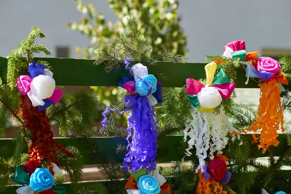 Decorazione di carta con fiori di tessuto e nastri su una recinzione verde, il festival folcloristico Ride of the Kings a Vlcnov, Moravia meridionale, Repubblica Ceca — Foto Stock