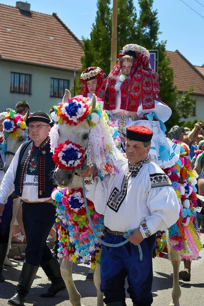 Des garçons de 12 ans jouent le roi et montent à cheval pendant le festival folklorique Ride of the Kings. Courtier est joué par un garçon de 18 ans en robe populaire tchèque — Photo