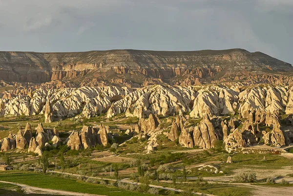 Gün batımında Cappadocia manzara renkli gül vadide 