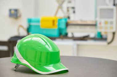 Koruyucu giysi ve yeşil güvenlik kask kat raf Fabrikası'nda üzerinde