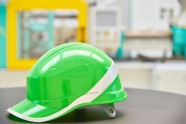 Endüstriyel zemin üzerine yeşil güvenlik kask