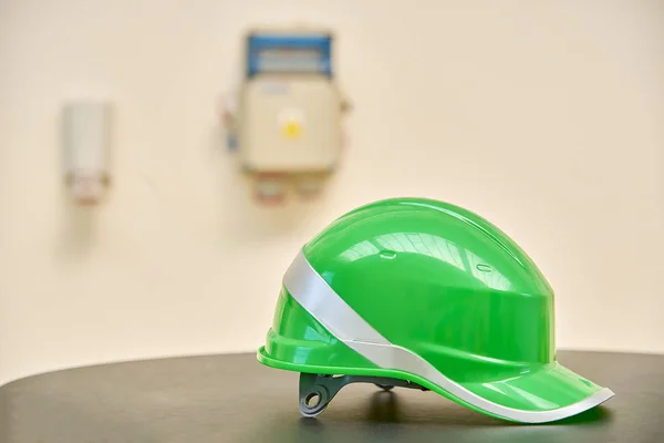 Зеленый шлем безопасности на столе — стоковое фото