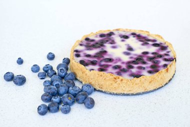 Böğürtlenli turta ve yaban mersini beyaz bir arka planda - natürmort yiyecek yığını