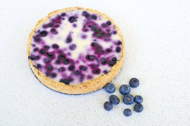 Böğürtlenli turta ve yaban mersini beyaz bir arka plan - hemen üstüne yığın