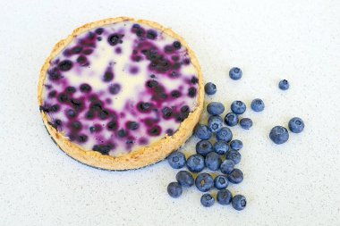 Böğürtlenli turta ve yığın yaban mersini beyaz bir arka planda - yüksek açılı görünüş