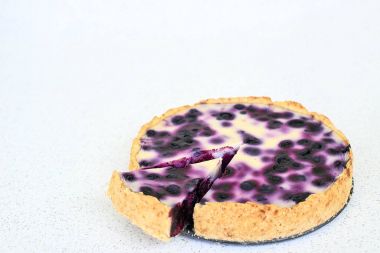 Böğürtlenli turta beyaz bir arka planda - şablonu sahte