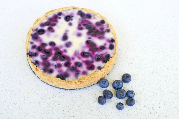 Böğürtlenli turta ve yaban mersini beyaz bir arka plan - hemen üstüne yığın