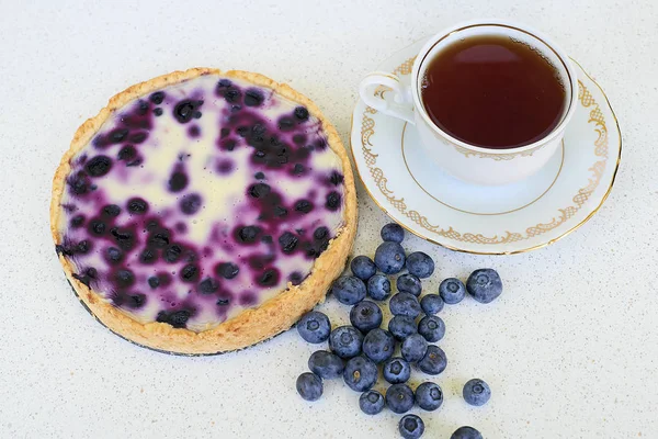 Böğürtlenli turta, çay ve yaban mersini beyaz bir arka plan - hemen üstüne yığın