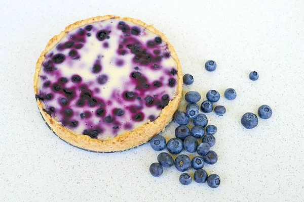 Böğürtlenli turta ve yığın yaban mersini beyaz bir arka planda - yüksek açılı görünüş