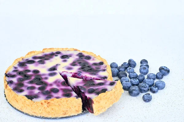 Böğürtlenli turta ve yaban mersini beyaz bir arka planda - natürmort yiyecek yığını