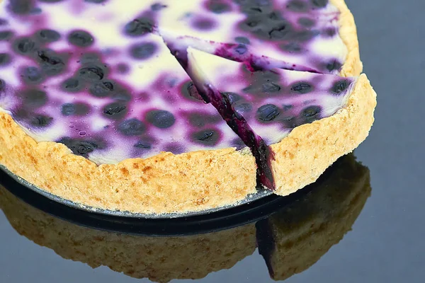 Yaban mersinli pasta ve üçgen parça kek siyah bir arka plan - yakın çekim