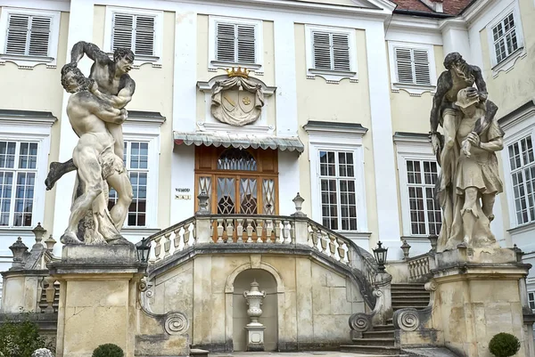Castello in stile barocco Vranov nad Dyji - scultura vicino al portico principale — Foto Stock
