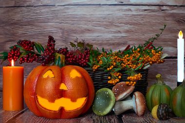 Cadılar Bayramı Balkabağı, mumlar ve ahşap arka plan üzerinde mantar