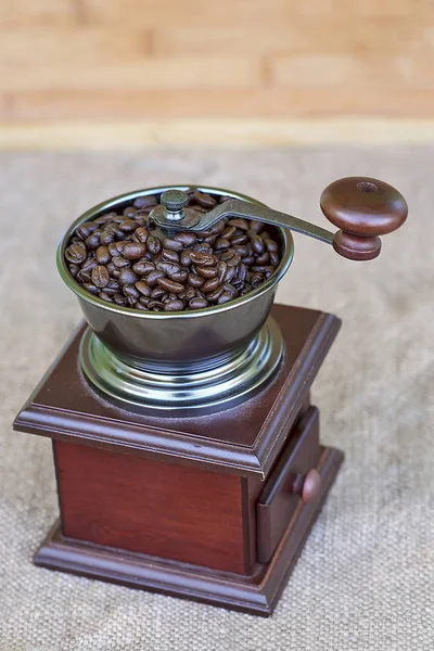Kahve değirmeni dolu kavrulmuş kahve çekirdekleri - üst