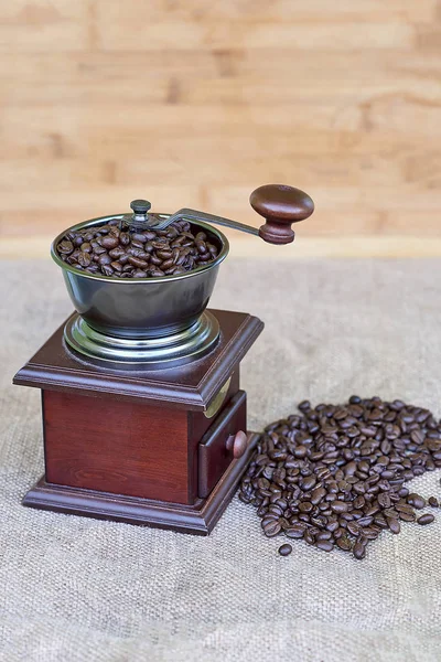 Kahve değirmeni kavrulmuş kahve çekirdekleri ve kahve boncuk dolu