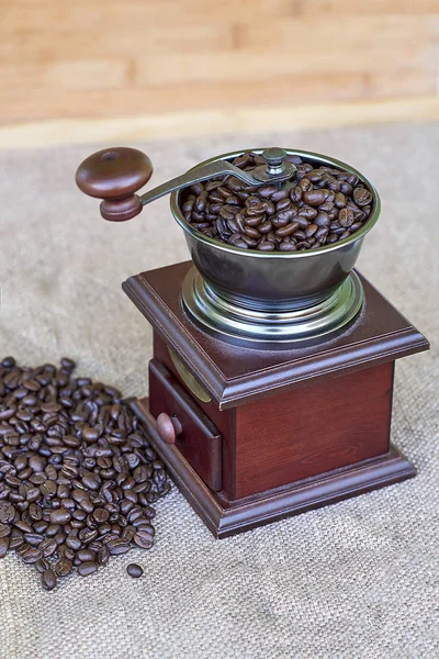 Kahve değirmeni dolu kavrulmuş kahve çekirdekleri ve kahve boncuk sağ - üst