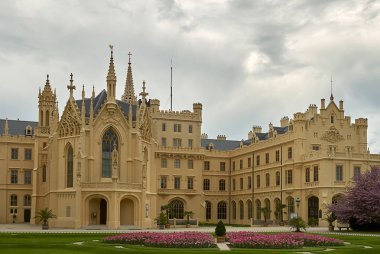 Lednice, Çek Republi - 07 Mayıs 2013: Lednice - Unesco - bir masal romantik Kalesi İngiliz Tudor Gotik tarzı benzersiz bir dönüm noktası kalede.