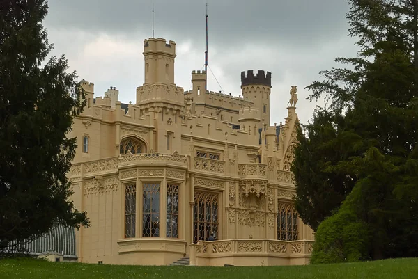 Lednice, Tsjechië Republi - 07 mei 2013: Prachtige kasteel-Lednice met tuin op mei, Zuid-Moravië — Stockfoto