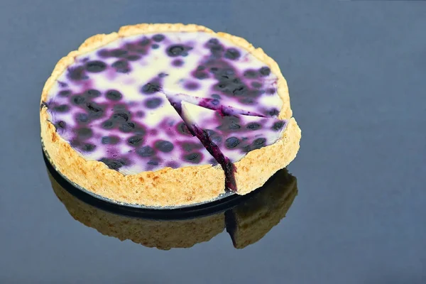Πίτα βακκινίων και σωρός από βατόμουρα σε μαύρο φόντο — Φωτογραφία Αρχείου
