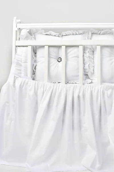 It's easy to sleep tight in a bed like this — Stock Photo, Image