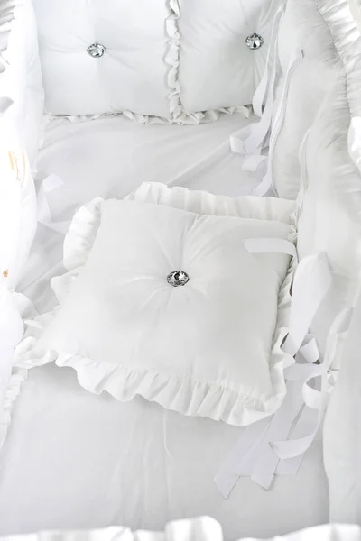 Cuna con cojines blancos y suaves —  Fotos de Stock